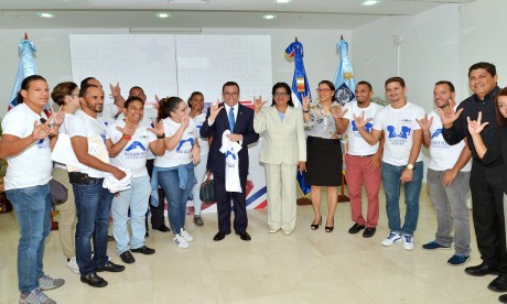  imagen Ministro de Educaci&oacute;n Andr&eacute;s Navarro,&nbsp;Cristina Lizardo, Cristina Amiama junto a j&oacute;venes sordos. Todos hacen la se&ntilde;a "te amo" con mano derecha. 