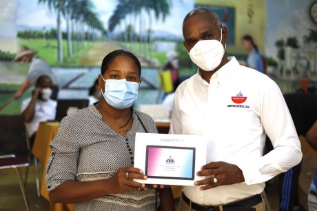  imagen El acto de entrega estuvo encabezado por el Director de este Distrito Educativo 13-04, Carlos Sandoval Abreu, la Gobernadora de esta provincia Rosalba Milagros Pe&ntilde;a, tambi&eacute;n estuvo presente el Director del Distrito 13-05 de Loma Cabrera, Ignacio G&oacute;mez, y&nbsp; la Directora del 13-06 de Restauraci&oacute;n Valeria Luciano P&eacute;rez. 