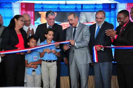  imagen Presidente Medina entrega escuela de Básica en Villa Mella 