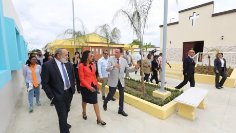  imagen Primera Dama, Candida Montilla De Medina junto al Ministro Antonio Pe&ntilde;a Mirabal y autoridades educativas recorren centro educativo 
