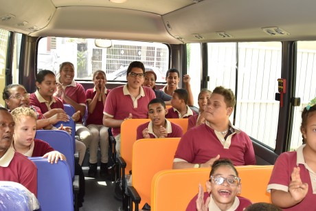  imagen &nbsp;Estudiantes del Laboratorio de Recuperaci&oacute;n Pedag&oacute;gico (LARPE), dentro del nuevo autob&uacute;s nuministrado por el MINERD. 