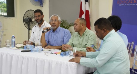  imagen Ministro de Educaci&oacute;n, &Aacute;ngel Hern&aacute;ndez sostiene reuni&oacute;n con directores regionales y distritales del Eje Sur. 