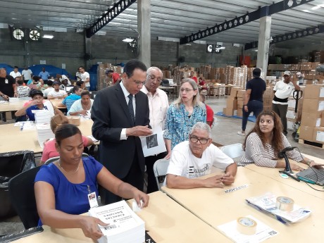 imagen Ministro de Educaci&oacute;n Pe&ntilde;a Mirabal junto a Directora de Evaluaci&oacute;n de la Calidad Educativa Ancell Scheker, verifican cuadernillo de pruebas&nbsp;durante recorrido por las instalaciones en las que se encuadernan y empacan. 
