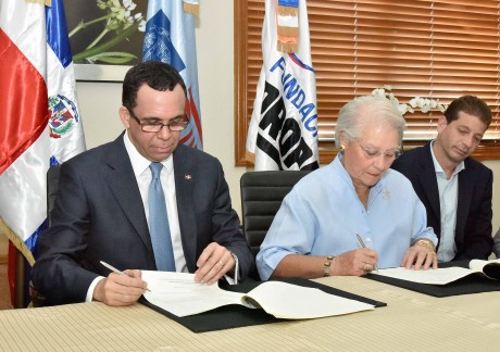  imagen Ministro Andr&eacute;s Navarro y Margarita Bonetti sentados firmando acuerdo insterintitucional&nbsp; 
