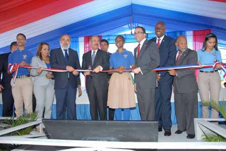  imagen Presidente Danilo Medina mientras corta cinta en acto de anuaguraci&oacute;n, a su lado izquierdo el Ministro Andr&eacute;s Navarro, a su derecha el se&ntilde;or Francisco Pag&aacute;n. Le acompa&ntilde;an otras personalidades.&nbsp; 