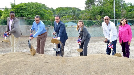  imagen Pe&ntilde;a Mirabal y ejecutivos del&nbsp;Instituto Nacional de Atenci&oacute;n Integral a la Primera Infancia (INAIPI)&nbsp;y&nbsp;de la empresa Latin American Free Zone, dieron el primer palazo 