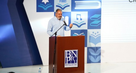  imagen Conferencista impartiendo "La Hermen&eacute;utica en la Comprensi&oacute;n del Texto" y "La Gesti&oacute;n Estrat&eacute;gica del Instituto Nacional de Educaci&oacute;n F&iacute;sica, una Mirada a los Aspectos Docentes. 