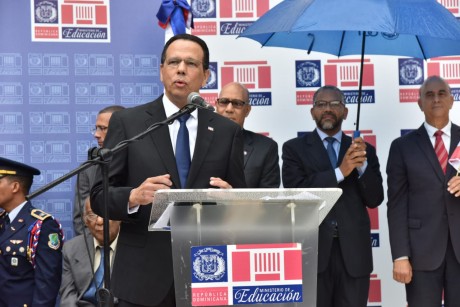  imagen Ministro Pe&ntilde;a Mirabal en de pie en podium dirigiendo discurso en acto c&iacute;vico con motivo a la Batalla del 30 de Marzo&nbsp; 