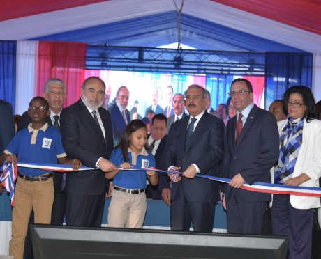  imagen Presidente Danilo Medina, Ministro Andr&eacute;s Navarro y dem&aacute;s autoridades educativas y municipales de pie realizando corte formal de cinta dejando inaugurado el plantel escolar&nbsp; 