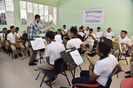  imagen Estudiantes del Polit&eacute;cnico El Corozo de Moca toman clases de m&uacute;sica con diferentes clases de instrumentos, fortaleciendo y aprendiendo nuevas aptitudes art&iacute;sticas. 