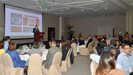  imagen Ministro Andr&eacute;s Navarro durante su discurso central en el&nbsp;evento. 