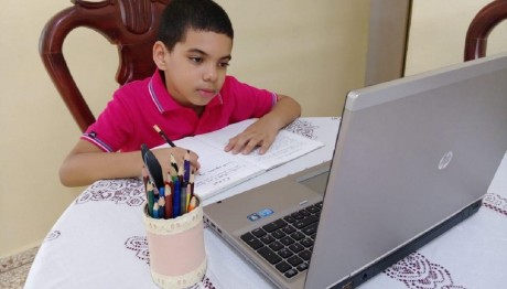  imagen Estudiante haciendo su tarea a distancia 