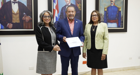  imagen Viceministro de Evaluaci&oacute;n y Control de la Calidad de la Educaci&oacute;n, Oscar Amarg&oacute;s, recibe en sus manos en nombre del MINERD reconocimiento del Instituto Nacional de Administraci&oacute;n P&uacute;blica (INAP) por los resultados del alto ranking en el subindicador 8.1 del Plan de Capacitaci&oacute;n, correspondiente al indicador de Gesti&oacute;n del Desarrollo del Sistema de Monitoreo de la Administraci&oacute;n P&uacute;blica (SISMAP) Poder Ejecutivo.&nbsp; 