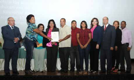  imagen Educación reconoce el apoyo de 18 familias al desarrollo de las escuelas 