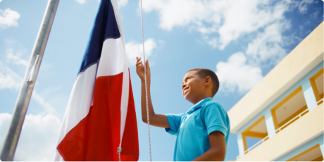  imagen Estudiante iz&oacute; la bandera nacional 