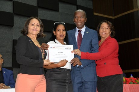  imagen Educadores de Barahona, recibiendo sus certificaciones por diplomado realizado. 