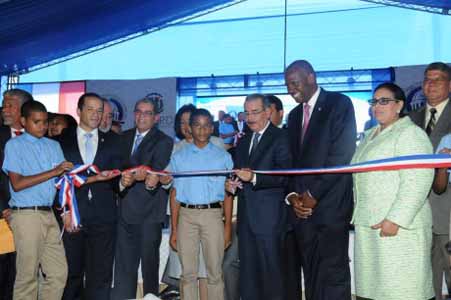  imagen Presidente Medina entrega escuela de 27 aulas en el sector El Bonito, de San Isidro 