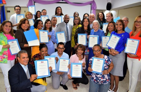  imagen Entrega de los certificados de reconocimiento a los colegios privados y sus representantes que fueron evaluados en el per&iacute;odo 2018-2019 por el MINERD. 