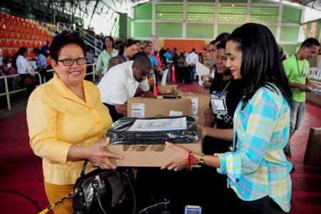  imagen MINERD  entrega más de mil laptops a maestros, en la tercera entrega del programa Compumaestro 
