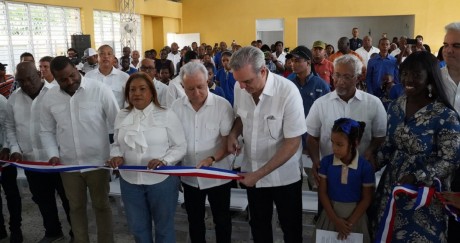  imagen presidente Luis Abinader y el ministro de Educaci&oacute;n &Aacute;ngel Hern&aacute;ndez en cortes de cintas&nbsp; 