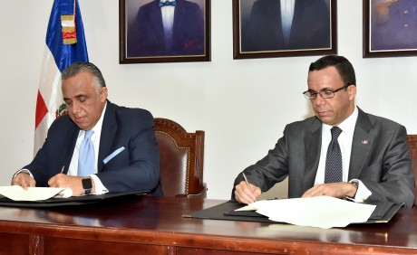  imagen Ministro Andr&eacute;s Navarro junto a Luis&iacute;n Mej&iacute;a firmando acuerdo interinstitucional. 