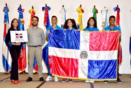  imagen Estudiantes de la delegaci&oacute;n nacional sostienen la bandera dominicana. 