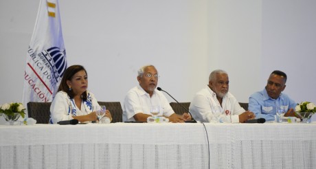  imagen Ministro de Educaci&oacute;n, &Aacute;ngel Hern&aacute;ndez, reunido con representantes de la Federaci&oacute;n Nacional de Padres, Madres, Tutores y Amigos de la Escuela (APMAE). 