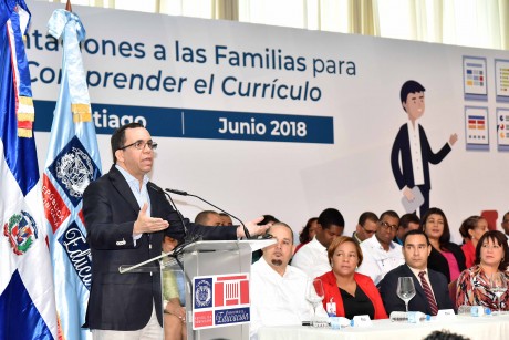  imagen Ministro Andr&eacute;s Navarro desde podium &nbsp;se dirige a cientos de miembros de las APMAES&nbsp; 