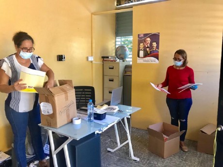  imagen Personal hace entrega de&nbsp;material did&aacute;ctico 