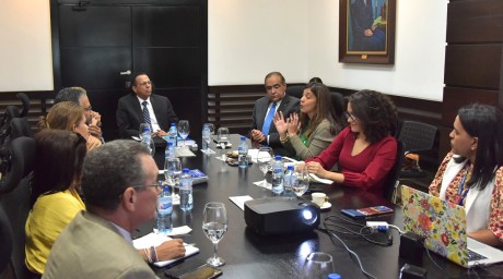  imagen A la reuni&oacute;n asistieron, adem&aacute;s, Julio Casta&ntilde;os y Odile Camilo, rector y vicerrectora acad&eacute;mica, respectivamente de UNIBE, en tanto que de parte del MINERD participaron el viceministro V&iacute;ctor S&aacute;nchez, de Planificaci&oacute;n y Desarrollo; Jos&eacute; Remigio Garc&iacute;a, director de Curr&iacute;culo; Sheila Valera, directora de Planes, Programas y Proyectos, y Barbarita Herrera, de la Direcci&oacute;n General del nivel Primario, entre otros funcionarios.
&nbsp;
&nbsp; 