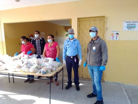  imagen Personal protegido del INABIE,MINERD y del centro educativo preparados para la entrega de kits de alimentacion. 