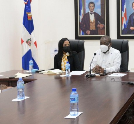  imagen El director del Gabinete, Paulino Ogando, y la directora de Gesti&oacute;n Humana, Dilia Stephany Ubiera 