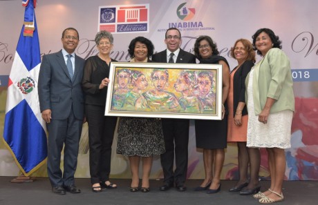  imagen MInistro Andr&eacute;s Navarro de pie sosteniendo pintura junto a Yuri Rodr&iacute;guez Director del INABIMA y maestras jubiladas&nbsp; 