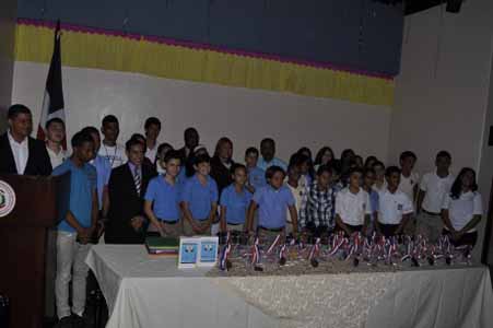  imagen Ganadores y exhibici&oacute;n de medallas y placas de reconocimiento. 