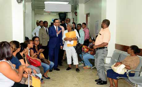  imagen Andrés Navarro, recorre áreas del Hospital del Seguro Médico para Maestros 
