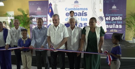 imagen presidente Luis Abinader, junto a Oscar Amargos, viceministro de Supervisi&oacute;n y Control de la Calidad en Inauguraci&oacute;n Escuela Ivelisse Prats Ram&iacute;rez de P&eacute;rez 