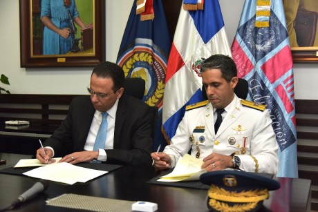  imagen Ministro Antonio Pe&ntilde;a Mirabal y el general de brigada de la Fuerza A&eacute;rea de Rep&uacute;blica Dominicana, Juan Carlos Torres Robiou, se comprometieron a trabajar para rescatar a ni&ntilde;os y j&oacute;venes que est&eacute;n en riesgo de ser abusados en esos lugares. 