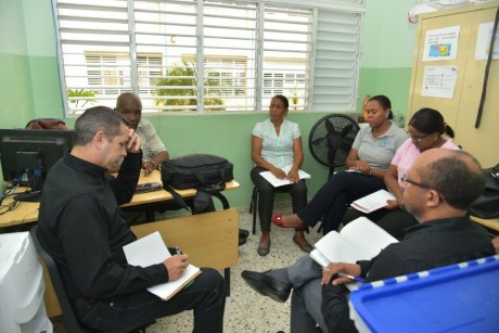  imagen Autoridades del MINERD en el centro educativo 