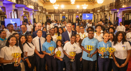  imagen El presidente Luis Abinader junto a el ministro de Educaci&oacute;n, Luis Miguel De Camps con estudiantes dominicanos de centros p&uacute;blicos y privados. 