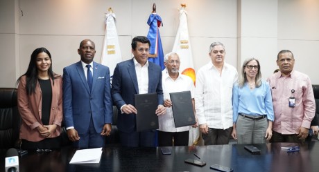 imagen Ministro de Educaci&oacute;n, &Aacute;ngel Hern&aacute;ndez y ministro de turismo, David Collado firman acuerdo para qu&eacute; los estudiantes aprendan a desarrollar emprendimientos relacionado al turismo. 