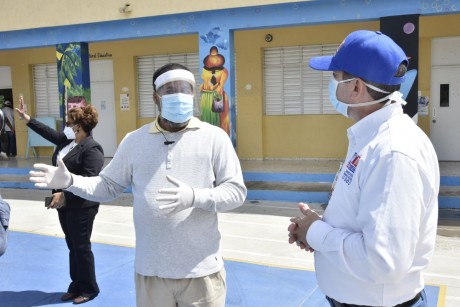  imagen El director del Liceo de Artes Maestro Ram&oacute;n Oviedo, profesor Melvin Cuello 