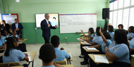  imagen Presidente Luis Abinader en el aula impartiendo clases 