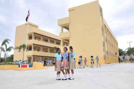  imagen Presidente Medina inaugura liceo de 27 aulas en Sabana Perdida, provincia Santo Domingo 