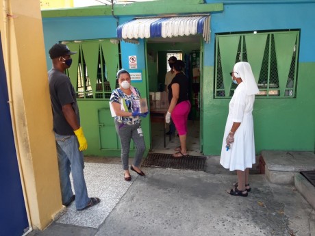 imagen Personal de INABIE en el&nbsp;Centro de Educativo Celina Pellier, del sector Los Mameyes, Santo Domingo Este, 