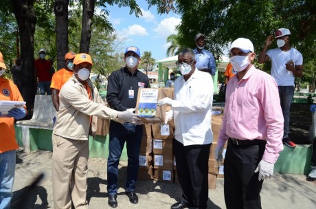  imagen Personal del MINERD entrega&nbsp;125 mil unidades de material impreso con mensajes preventivos al Covid-19 en El&iacute;as Pi&ntilde;a 