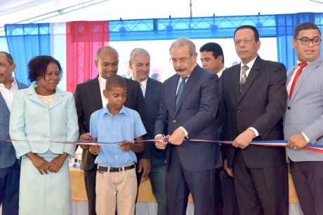  imagen Presidente Danilo Medina de pie cortando cinta inaugural acompa&ntilde;ado del ministro Antonio Pe&ntilde;a Mirabal y dem&aacute;s autoridades educativas&nbsp; 