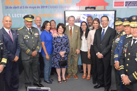 imagen Ministro Antonio Pe&ntilde;a Mirabal durante su recorrido&nbsp;en la Feria Internacional del Libro 2019&nbsp; 