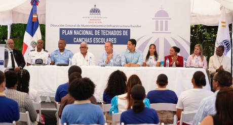  imagen Fernando Taveras, director general de Mantenimiento e Infraestructura Escolar promueve el Plan Nacional de Techados de Canchas Escolares en presencia de autoridades educativas y estudiantes.&nbsp; 