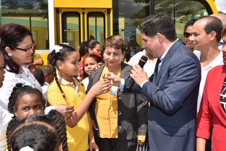  imagen Director Administrativo MINERD, Jorge Luis Moronta de pie entregando llave de nuevo autob&uacute;s escolar a representabtes de la comunidad educativa de Partido Dajab&oacute;n&nbsp; 