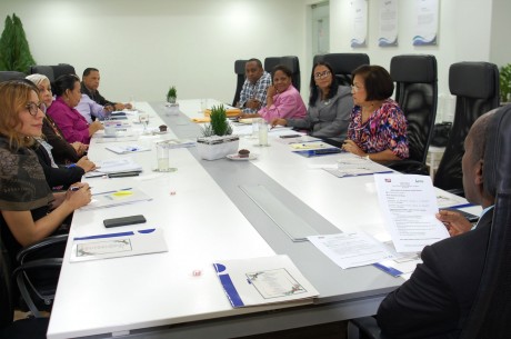  imagen Directivos del Inafocam, explicaron que con el acompa&ntilde;amiento a las universidades el gobierno busca el fortalecimiento de estas para que puedan cumplir en mayores condiciones con los objetivos del programa y que por otro lado queden instaladas las capacidades necesarias para que estas instituciones hagan un aporte efectivo al desarrollo de las comunidades en que operan. En dicho proceso tambi&eacute;n participaron por Inafocam Yssa Moreta, Miosotis Seguras y El&iacute;as Reyes, encargada y t&eacute;cnicos docentes del Departamento de Formaci&oacute;n Inicial, as&iacute; como Carmen Reynoso, encargada del Departamento de Becas. 